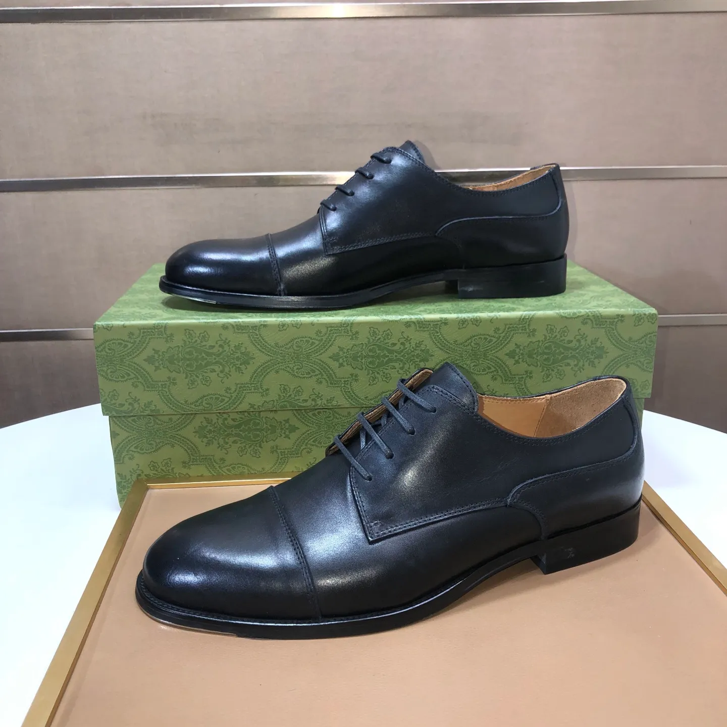 Men's shoes 💰660💰 Brand: GUCCI (Gucci) Standard code: Men's size 38/44 (45/46 can be customized) Grade: Same as the official website Original quality Material: Original cowhide Water-dyed cowhide lining Original rubber outsole Style category: Men's fashionable casual leather shoes Distinguished big-name luxury elements top luxury Color: Actual picture